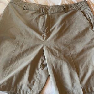 Men’s size 40 Under Armour golf shorts
